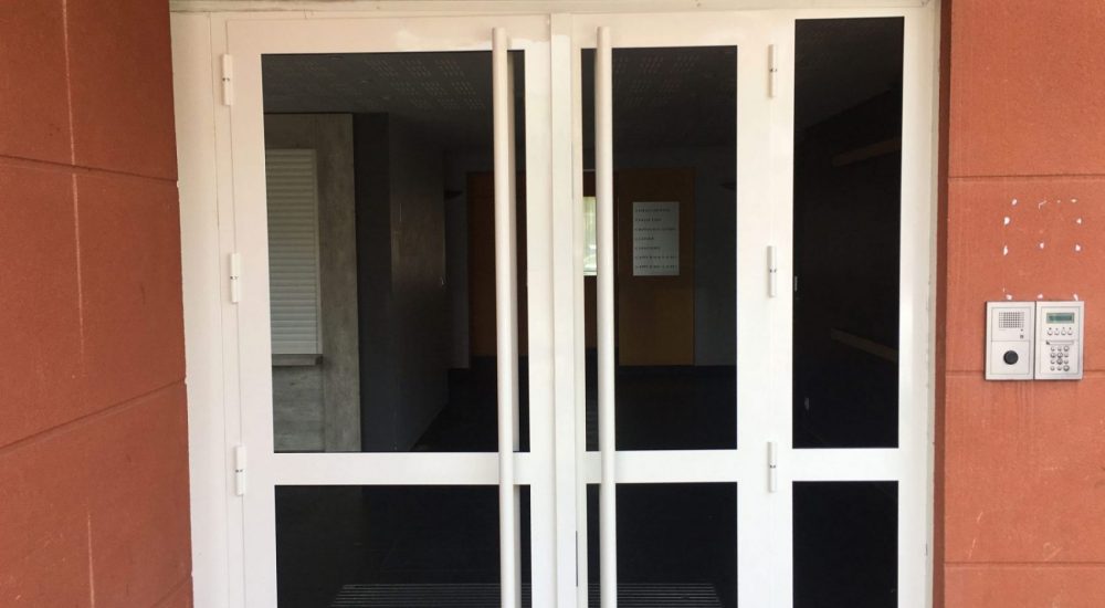 installation d'une porte à double battant dans un Hall d'immeuble finis